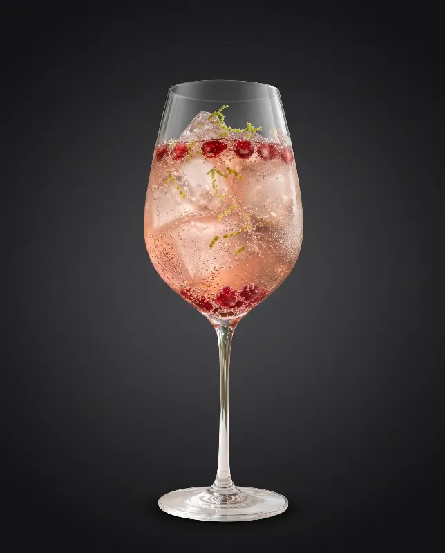 Summerdream-Spritz im Weinglas in zartem Rosa mit roten Beeren