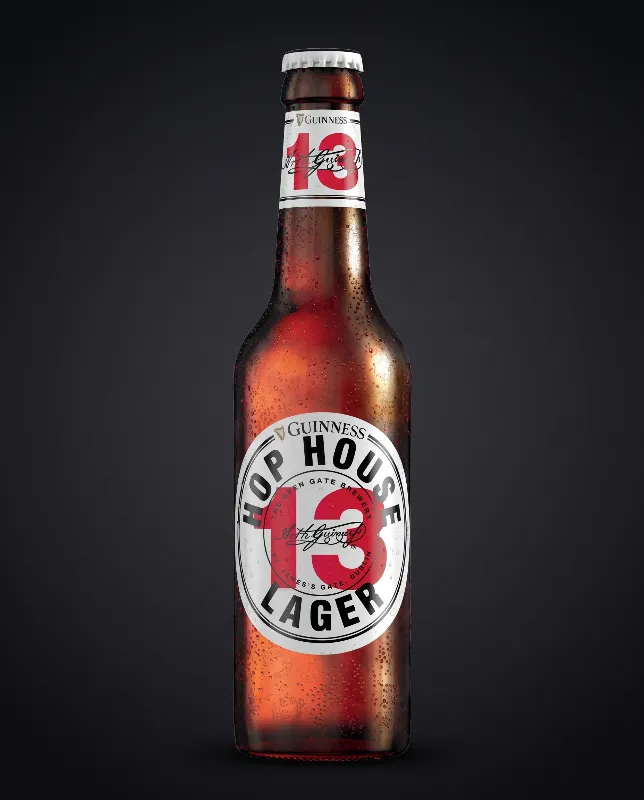 Flasche Guinness Hop House 13 Lager mit rotem Etikett vor dunklem Hintergrund