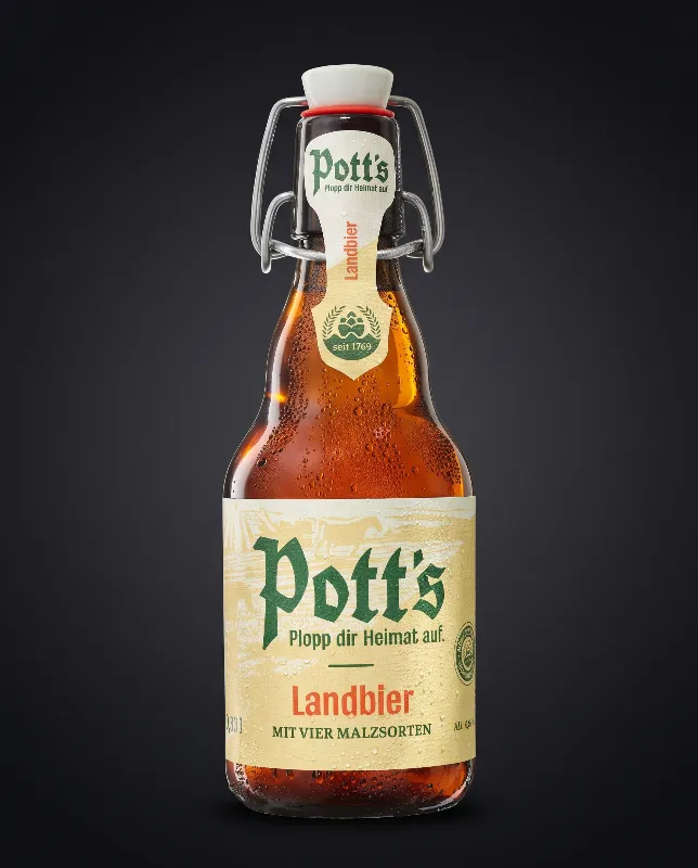 Pott’s Landbier in der Bügelverschluss-Flasche mit hellem Etikett vor dunklem Hintergrund