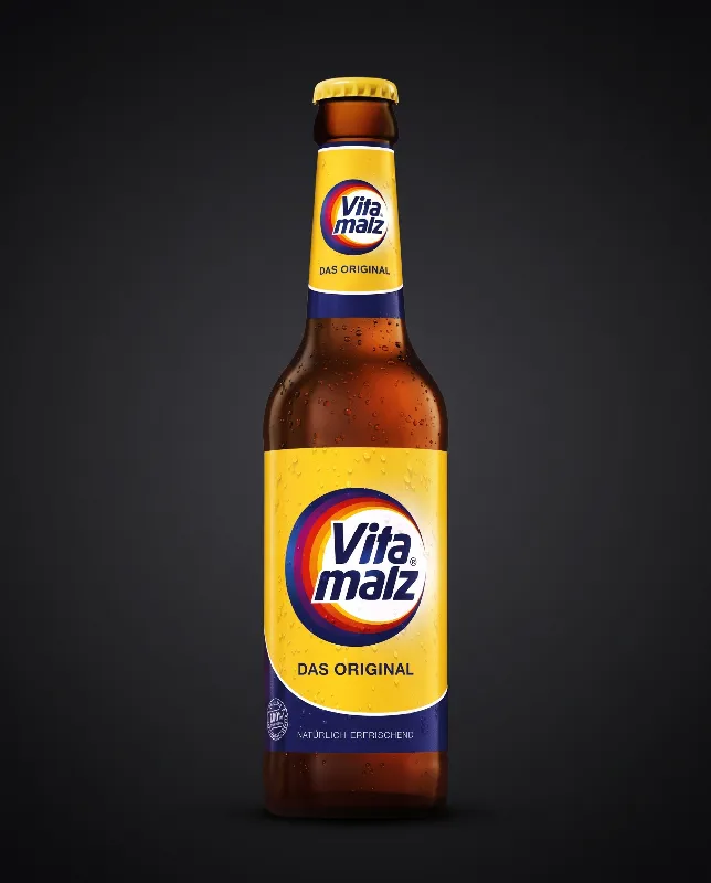 Flasche Vitamalz mit gelb-blauem Etikett vor dunklem Hintergrund