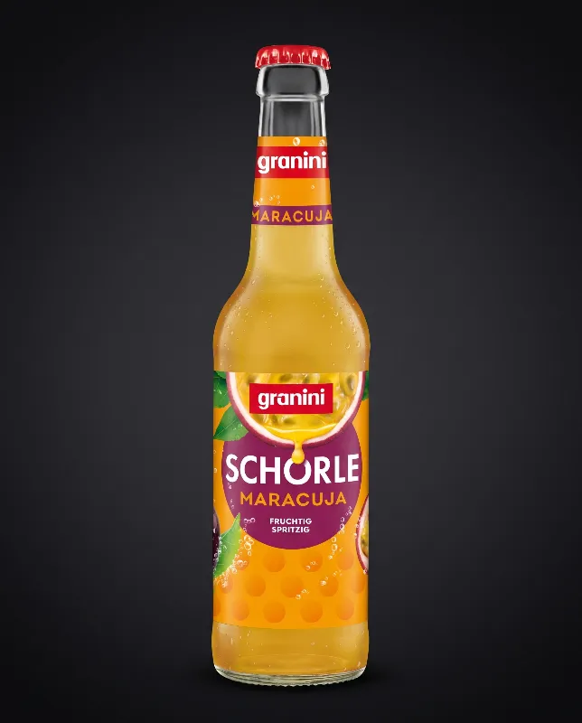 Flasche Granini Maracuja Schorle mit gelb-orangem Getränk vor dunklem Hintergrund