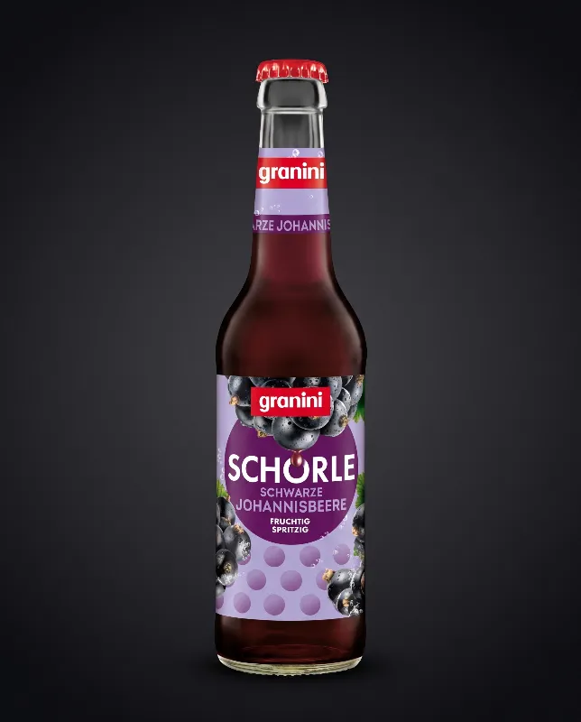 Flasche Granini Schwarze Johannisbeere Schorle mit dunkelviolettem Getränk vor dunklem Hintergrund