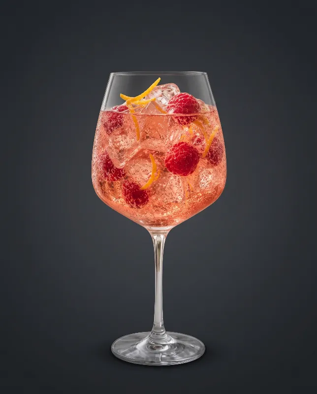 Raspberry Secco Spritz im Weinglas mit frischen Himbeeren und Eis