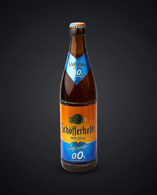 Flasche Schöfferhofer Weizen Hell alkoholfrei mit blauem Etikett vor dunklem Hintergrund
